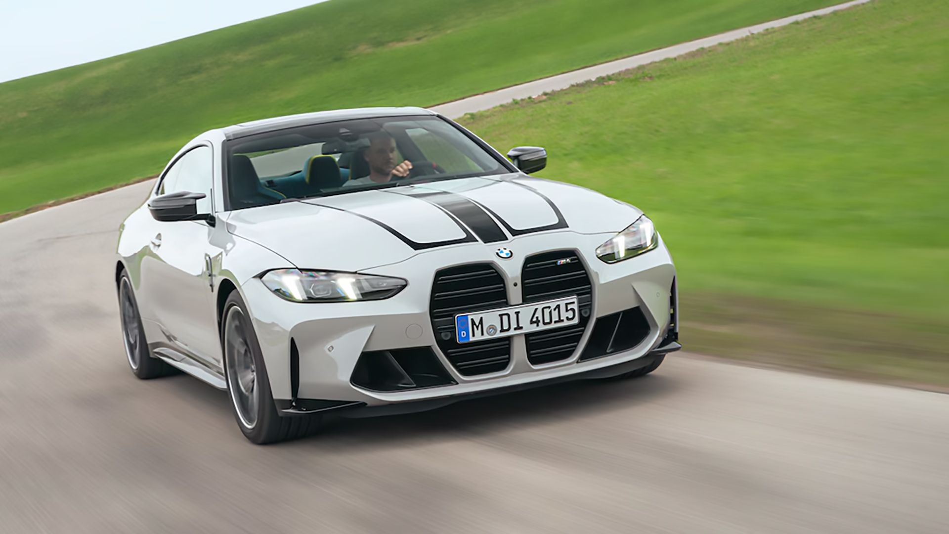 Um BMW M4 Competition 2025 Cinza Dirigindo