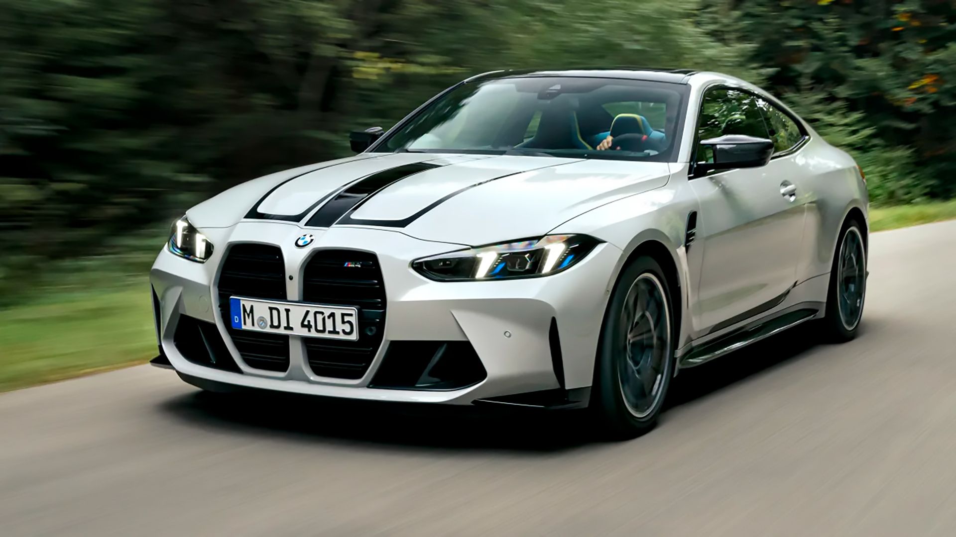 Um BMW M4 Competition 2025 Cinza Dirigindo