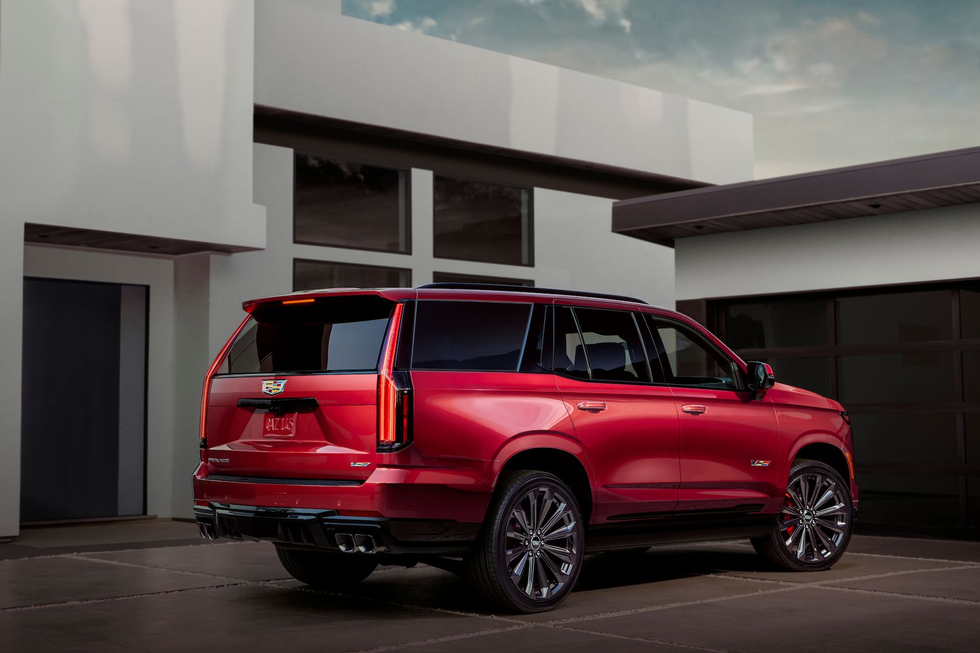 Perfil traseiro vermelho do Cadillac Escalade V 2025