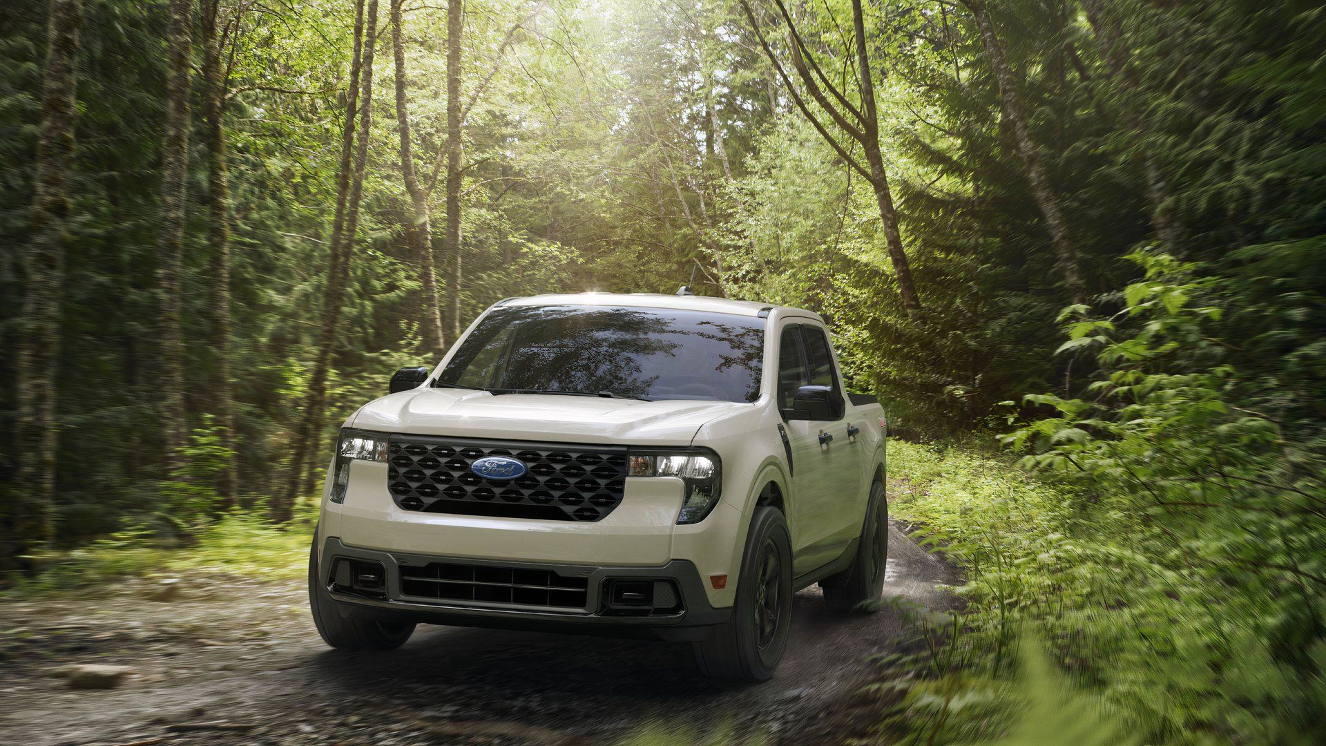 Um Ford Maverick 2025 branco está dirigindo fora da estrada. 