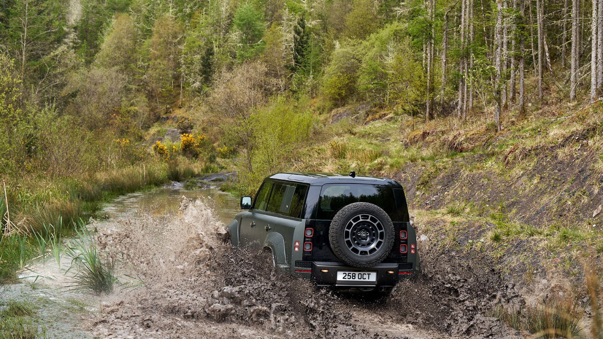 2025 Land Rover Defender OCTA - Faroe Green - In Motion-13-1