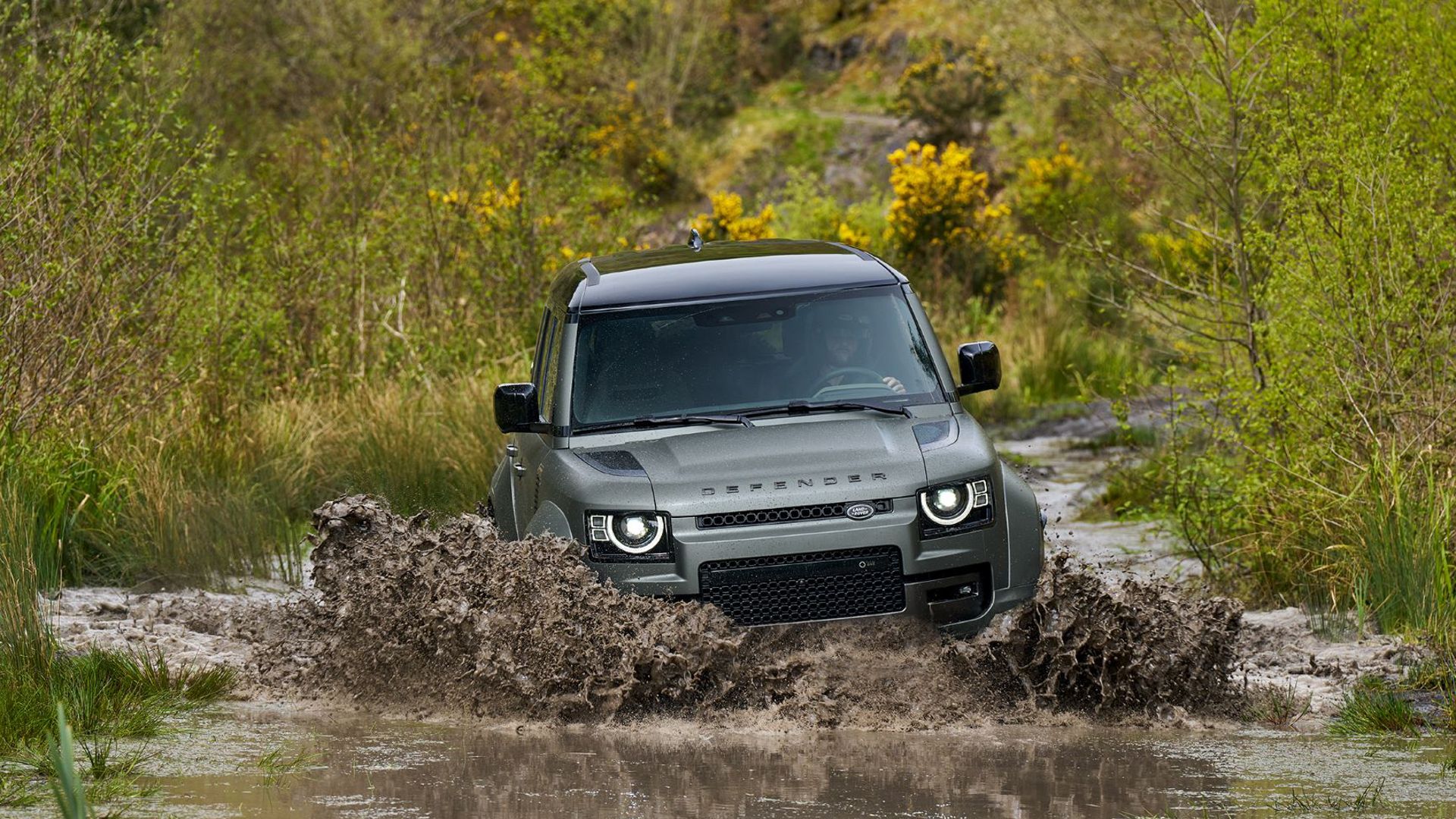 2025 Land Rover Defender OCTA - Faroe Green - In Motion-18-1