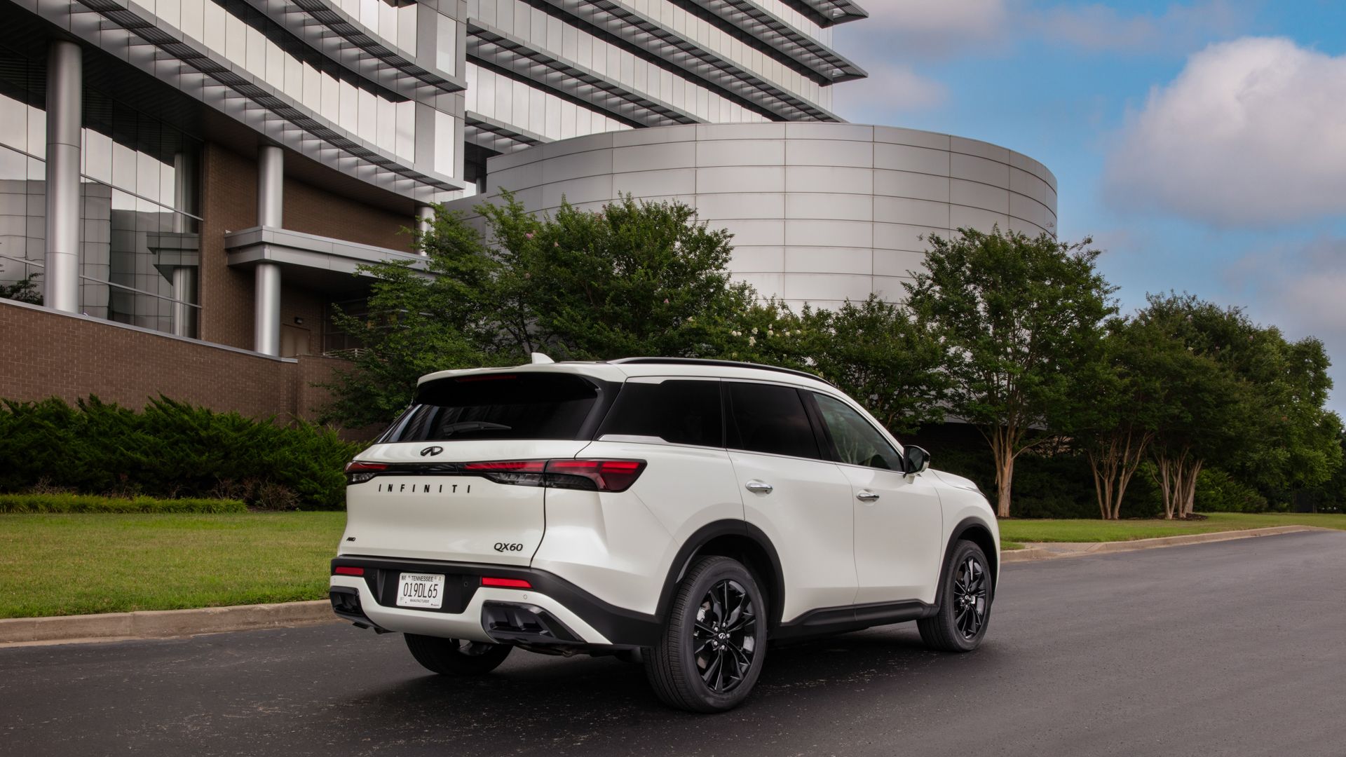 Pacote QX60 Black Edition 2025, três quartos de tiro traseiro