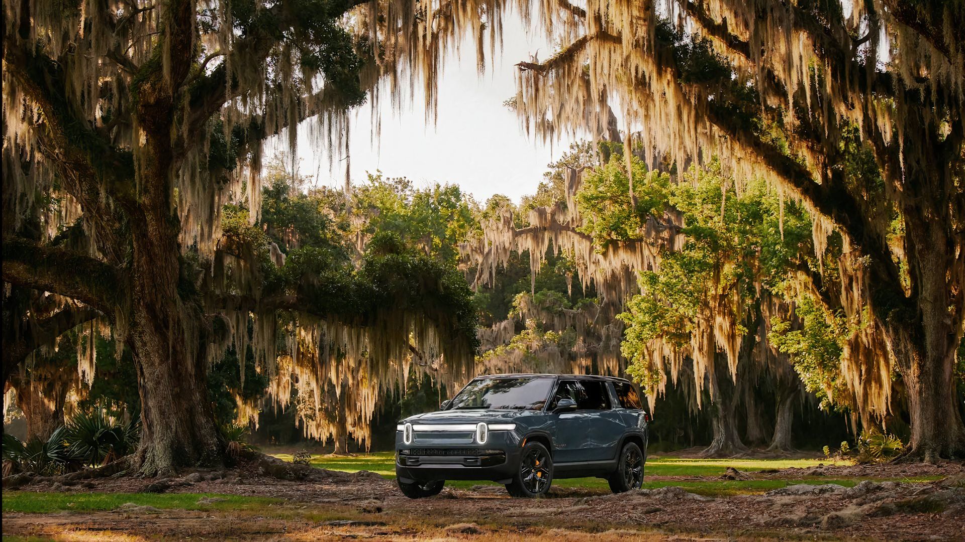 Um SUV elétrico Rivian R1S 2025 está estacionado ao ar livre. 