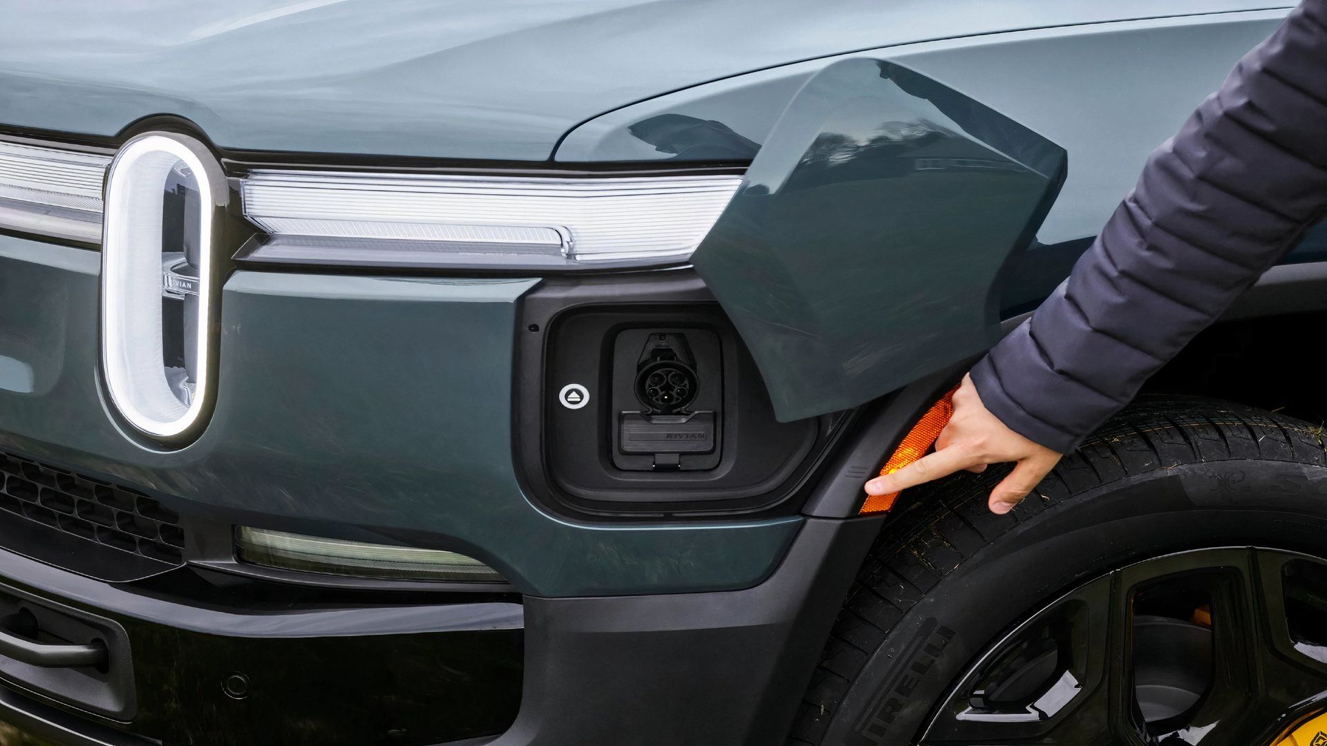 Porta de carregamento de um caminhão elétrico Rivian R1T 2025. 