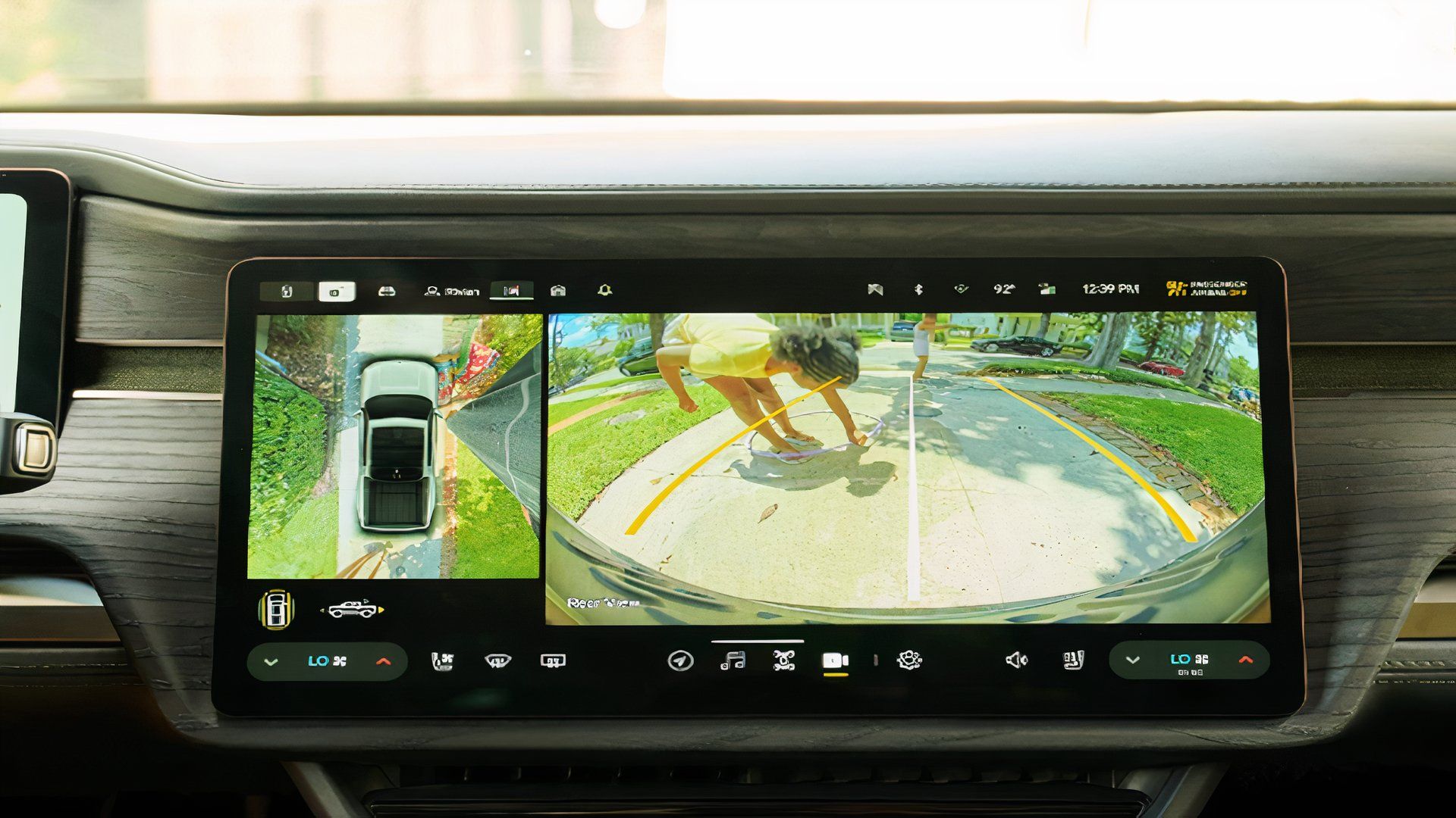 A tela da câmera de ré de uma picape elétrica Rivian R1T 2025.