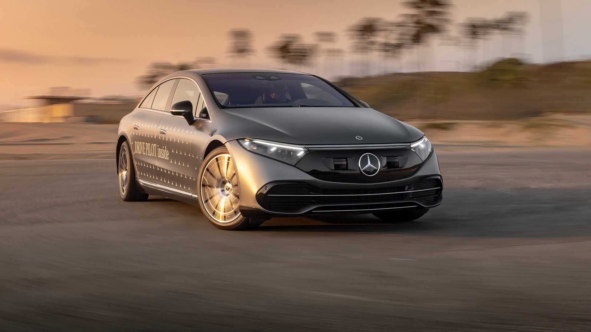 Um Mercedes-Benz EQS com Drive Pilot andando em círculos