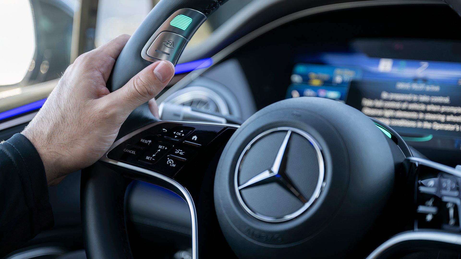 Um volante de um Mercedes-Benz EQS com Drive Pilot
