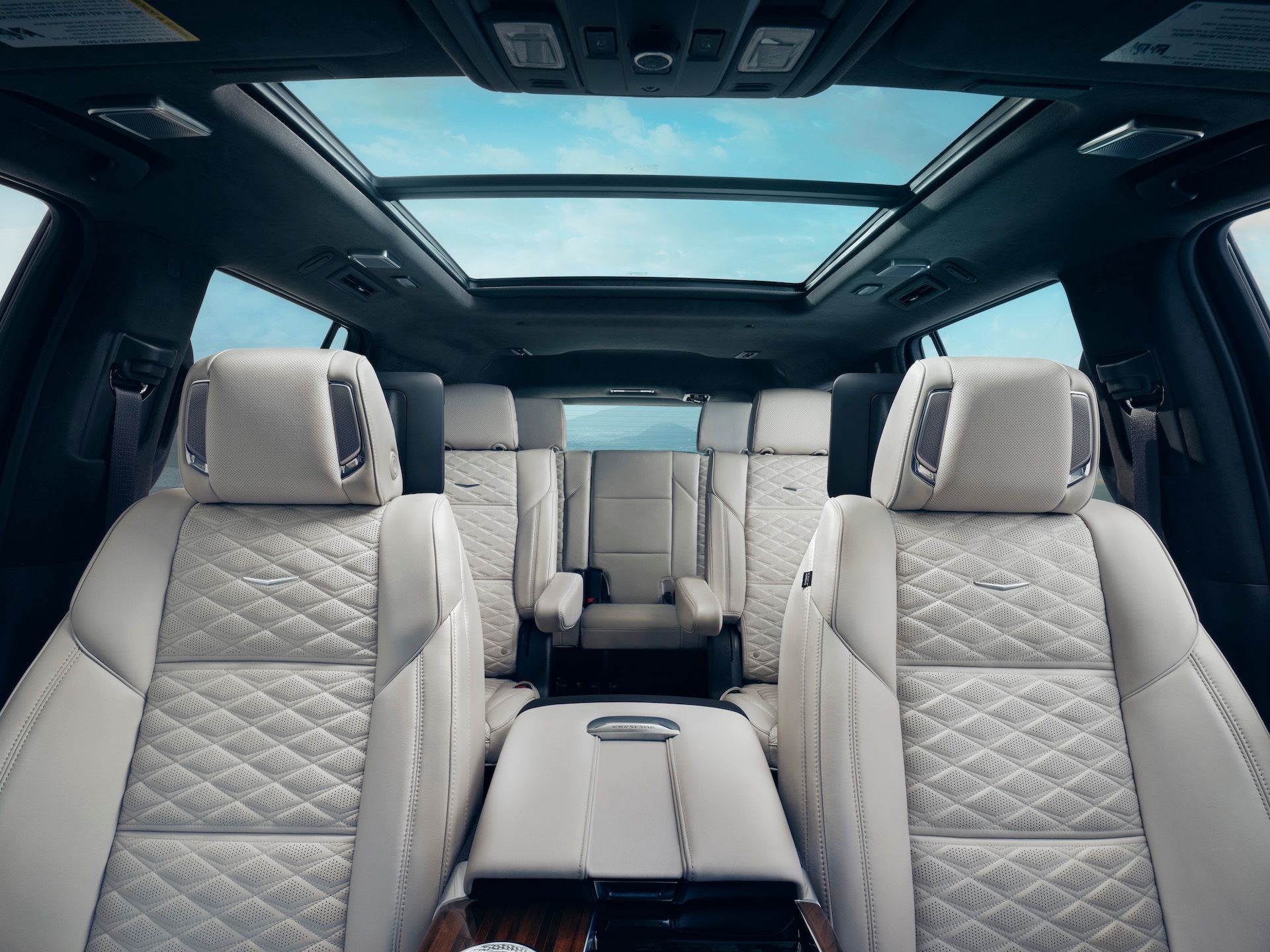 2025 Cadillac Escalade Sport Platinum interior 2ª e 3ª fileiras de assentos