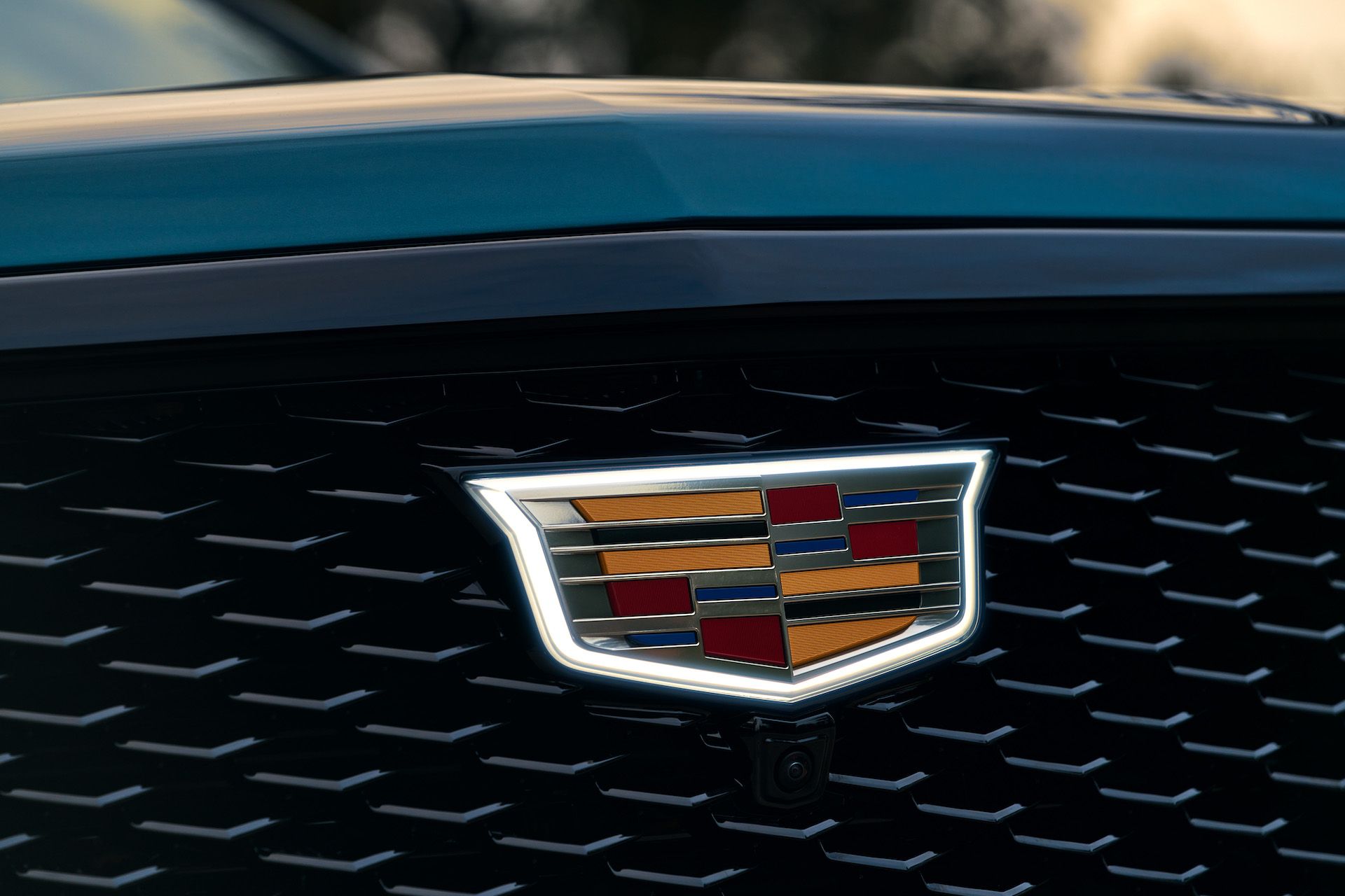 Emblema da grade frontal do Cadillac Escalade Sport Platinum 2025