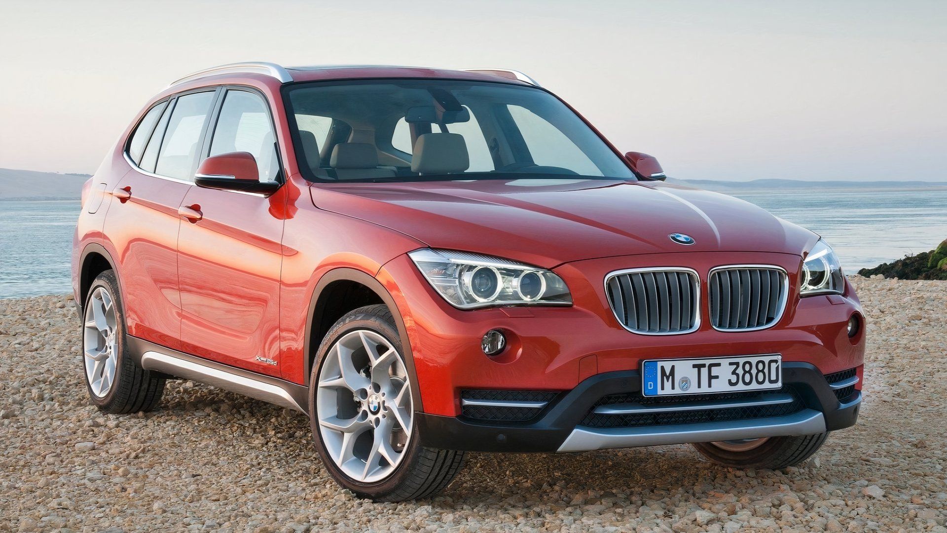 Foto frontal 3/4 de um BMW X1 2013