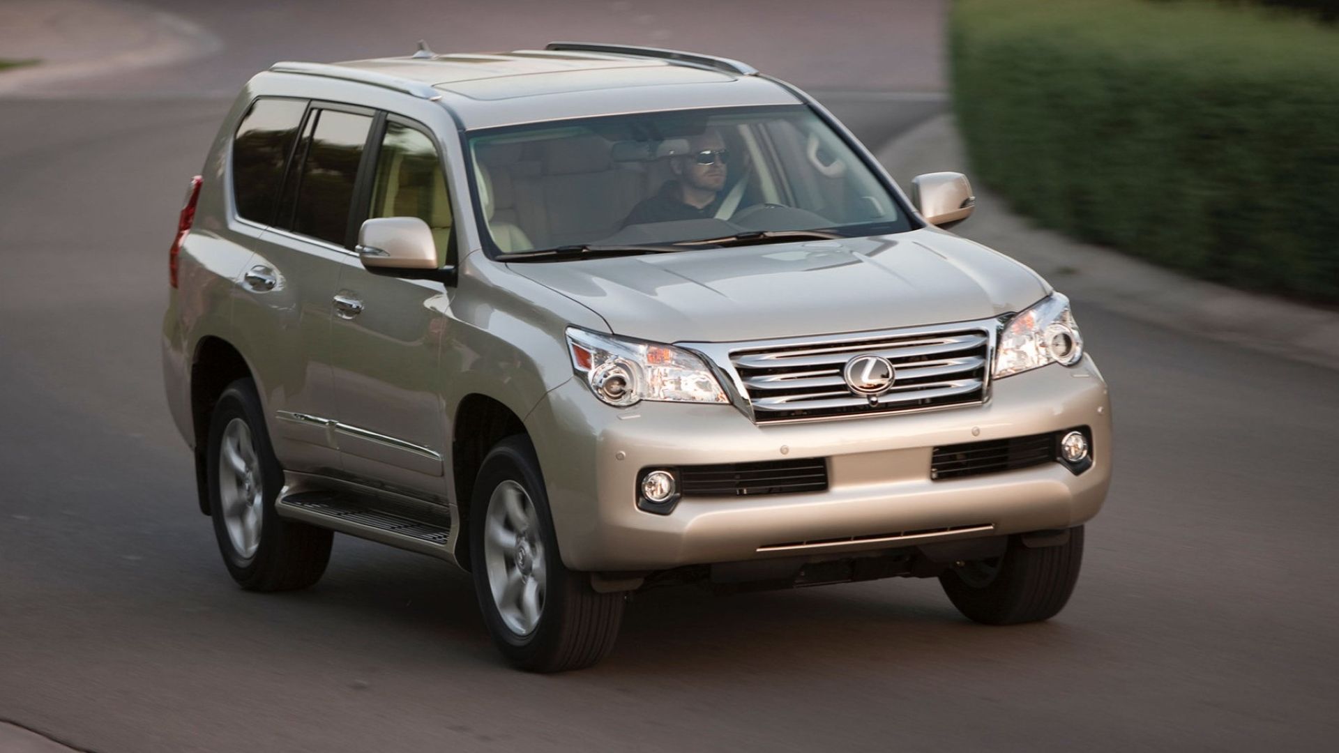 Foto de ação frontal 3/4 de um Lexus GX 460 2010