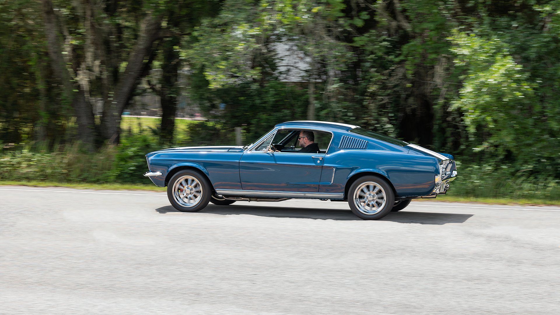 ECD Ford Mustang dirigindo velocidade máxima traseira lateral