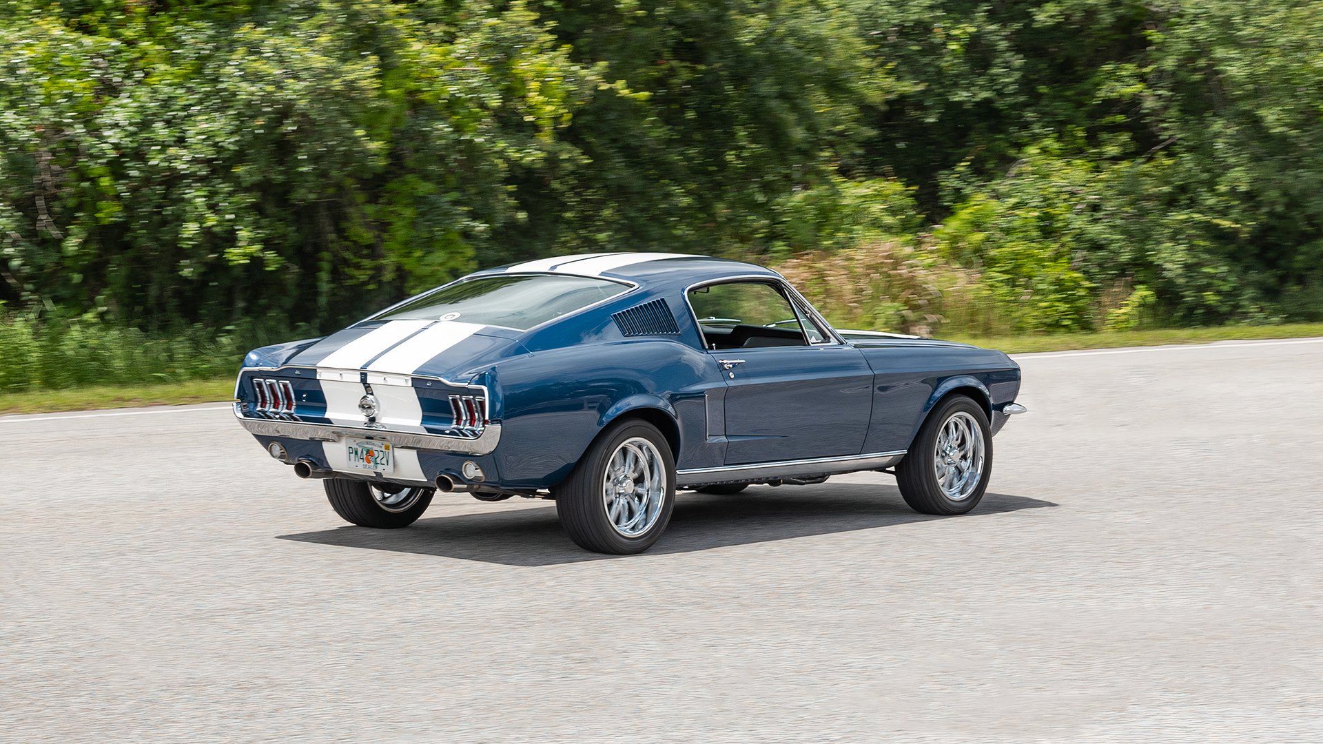 ECD Ford Mustang dirigindo velocidade máxima traseira