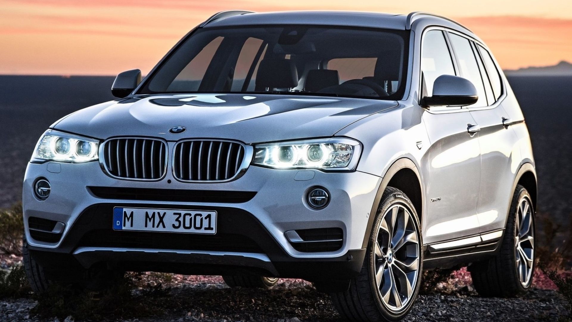Foto frontal 3/4 de um BMW X3 2015