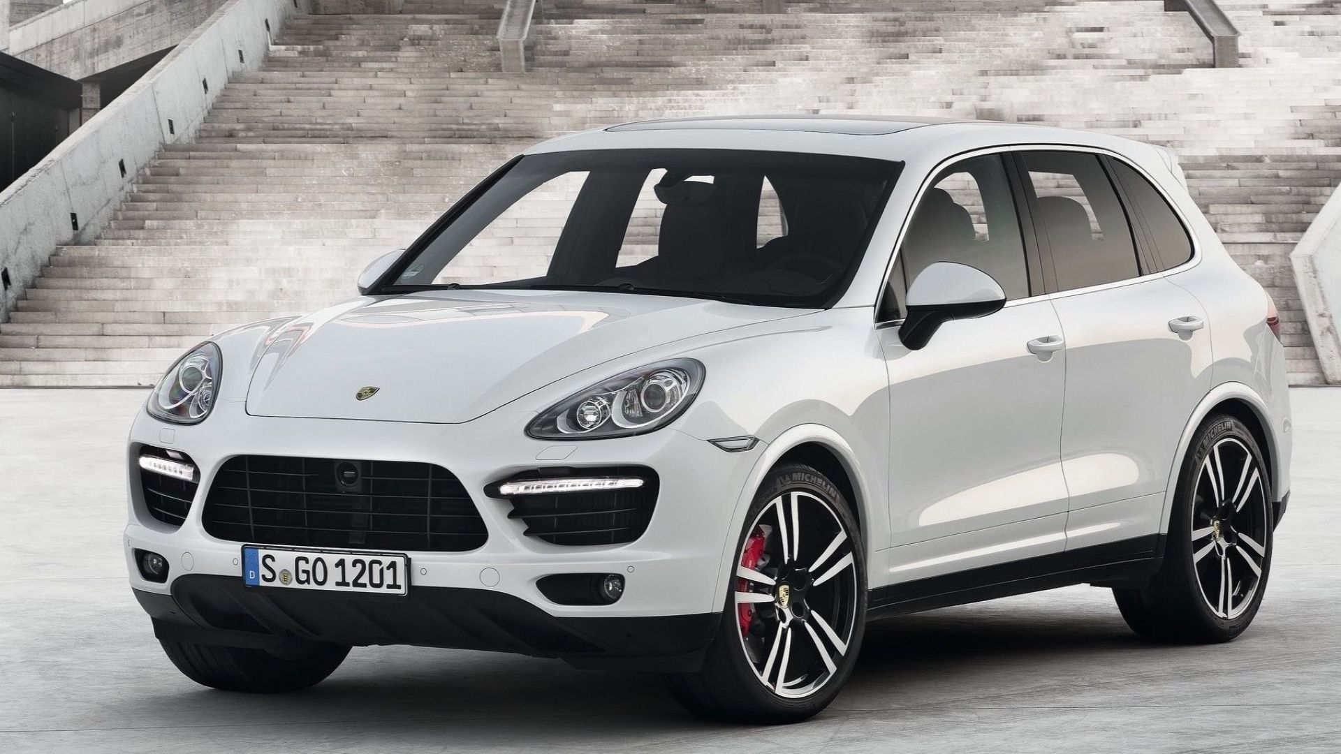 Foto frontal 3/4 de um Porsche Cayenne Turbo S 2013