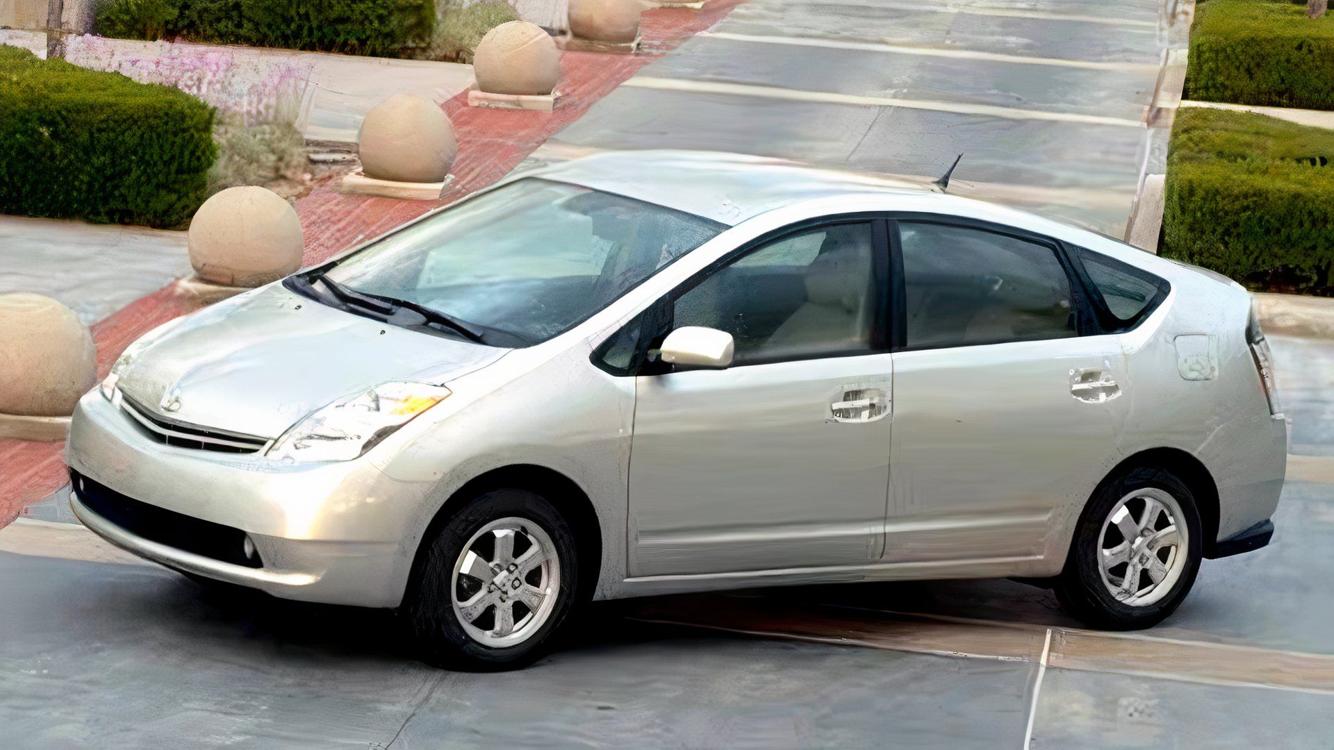 2004 Toyota Prius In silver Posing in parking lot