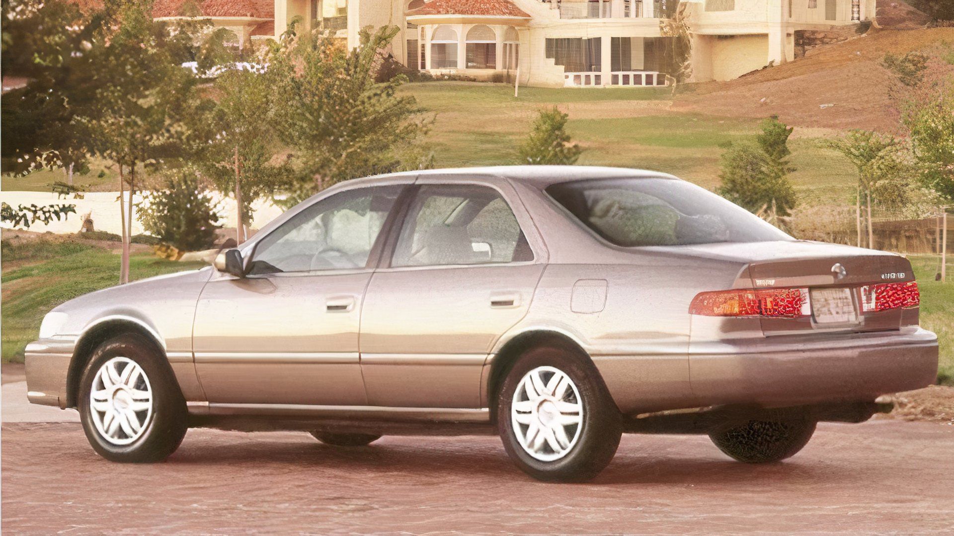 Vista traseira 3/4 do Toyota Camry
