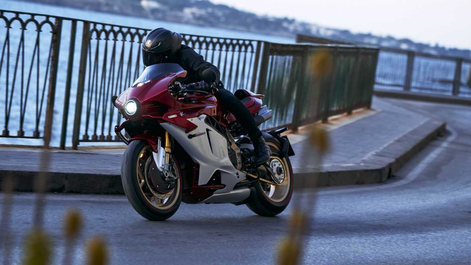 MV Agusta SuperVeloce 1000 series Gold Action 4