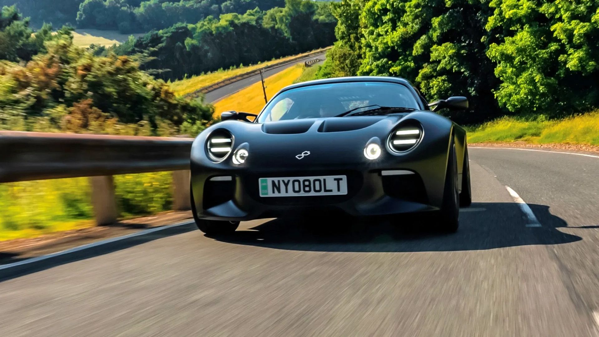 O protótipo do carro esportivo elétrico Nyobolt dirigindo