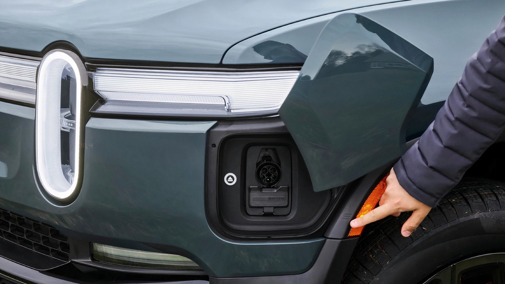 Um SUV elétrico Rivian R1S 2025 está carregando.