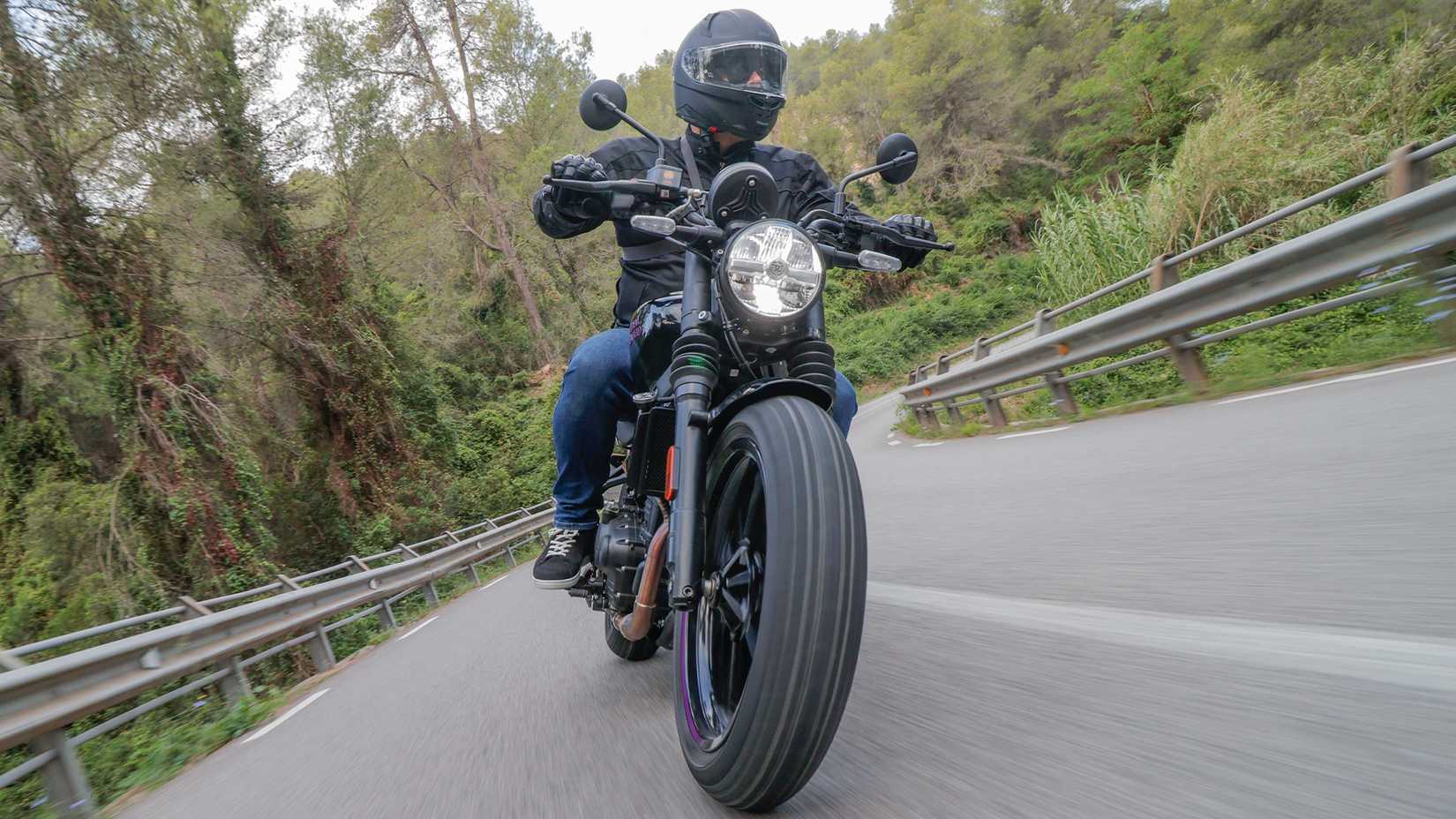 Royal Enfield Guerrilla 450 motion front close up