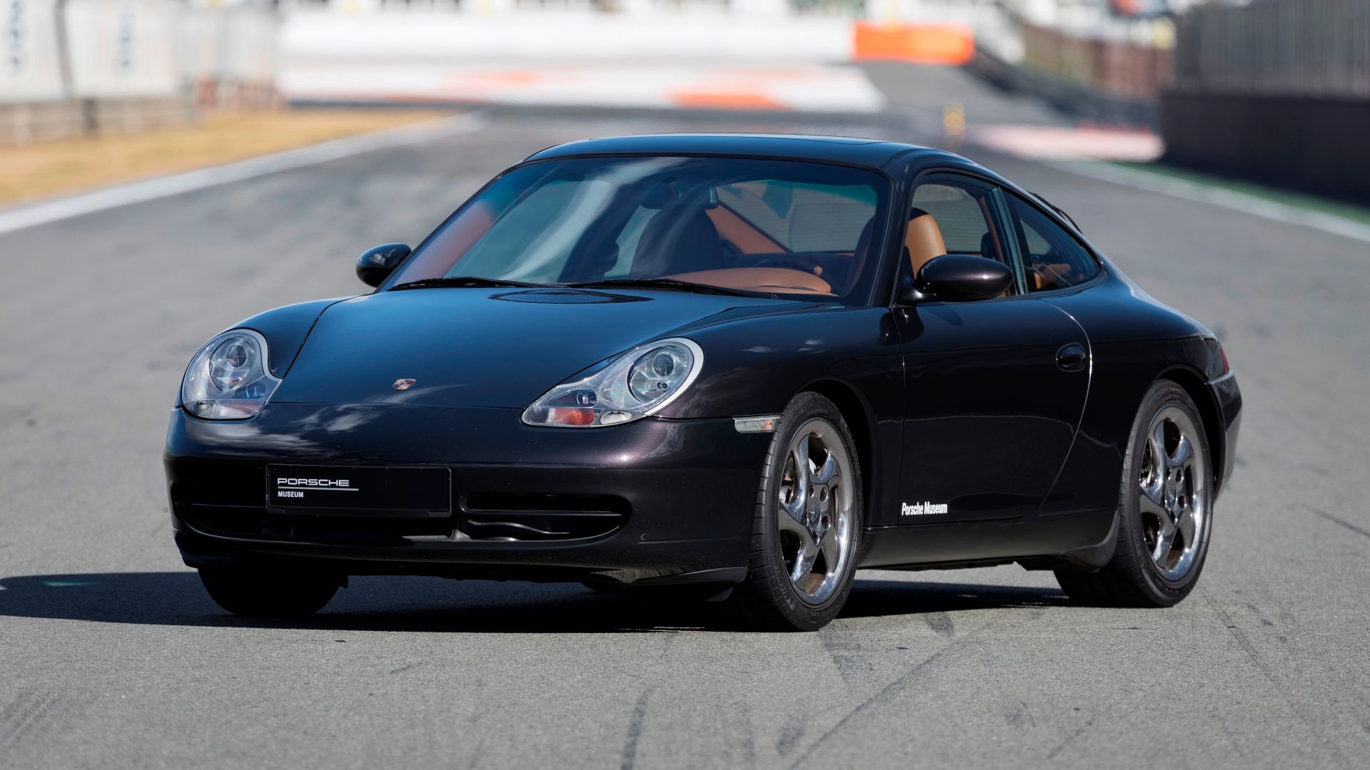 Porsche 911 Carrera 996 preto, quarto dianteiro