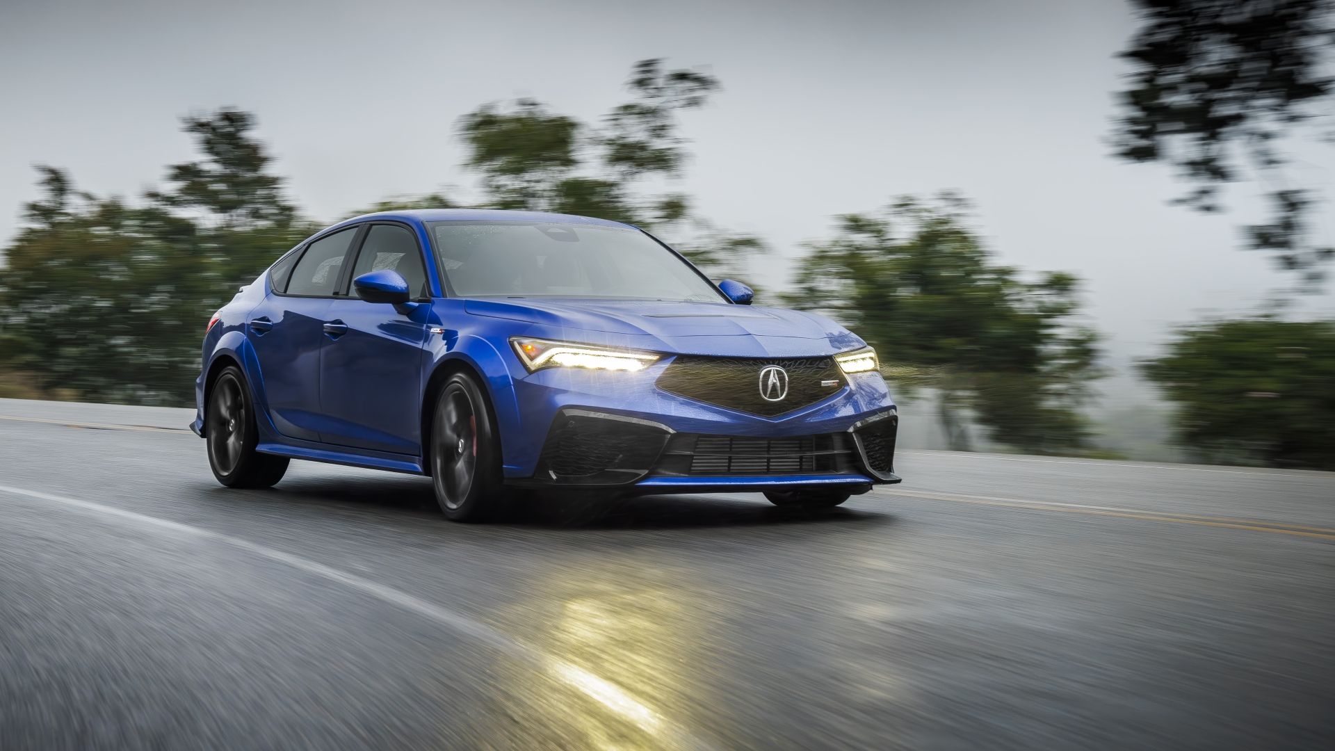Foto frontal de ação 3/4 de um Acura Integra Type S 2024