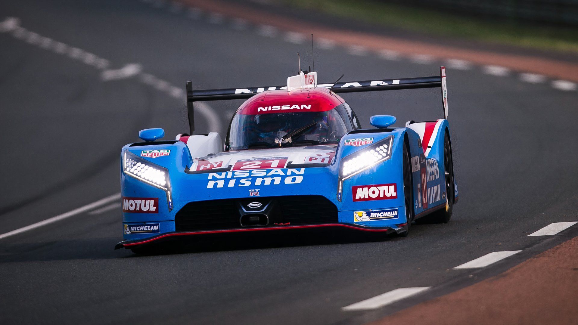 GT-R LM Nismo azul de corrida