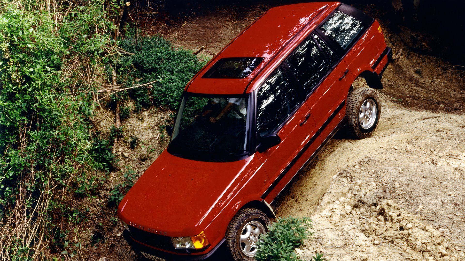Range Rover 1994 descendo uma trilha