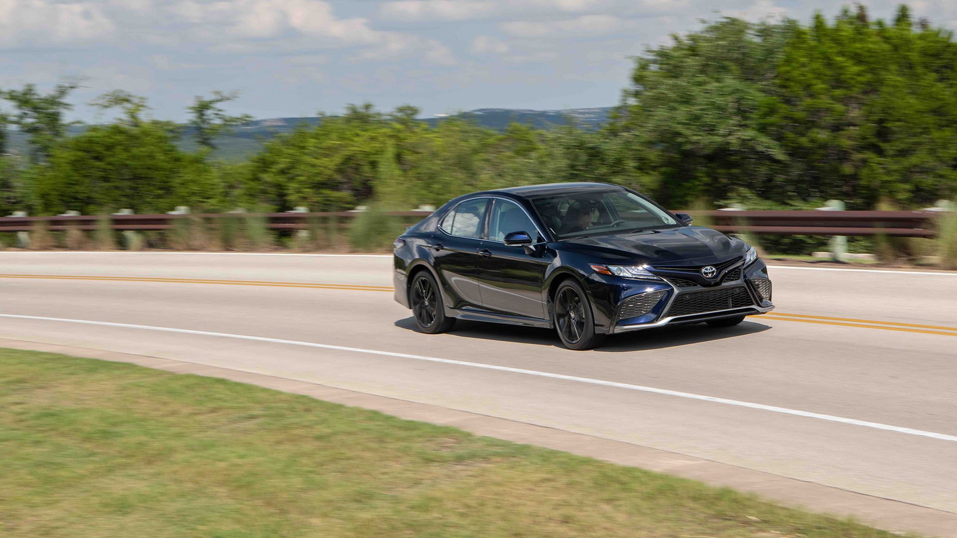 Foto frontal de ação 3/4 de um Toyota Camry 2022