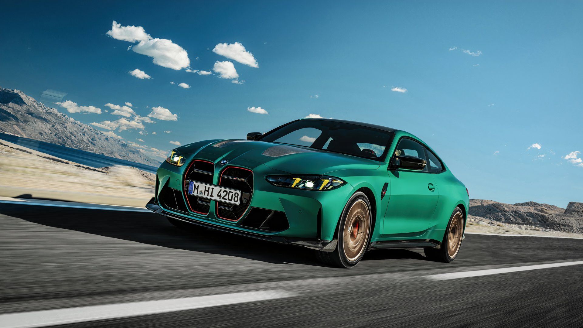 Foto de ação frontal 3/4 de um BMW M4 CS 2024