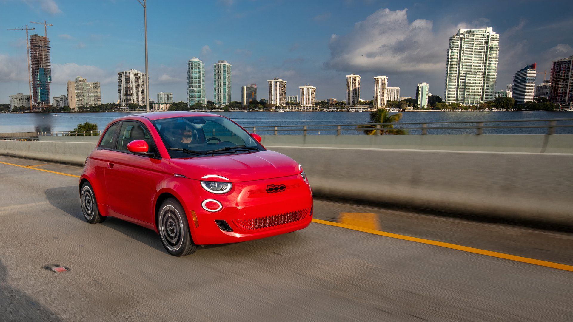 Fiat 500e Vermelho 2024 Dirigindo pela costa
