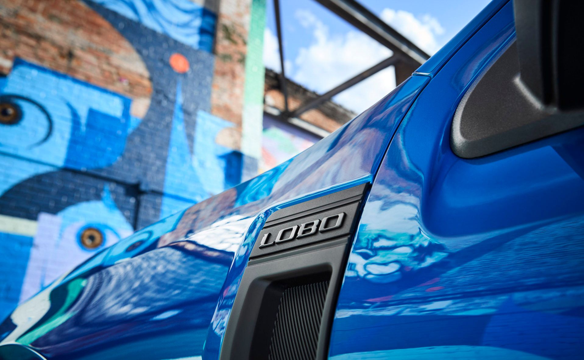 Logotipo do Ford Maverick Lobo 2025 no caminhão