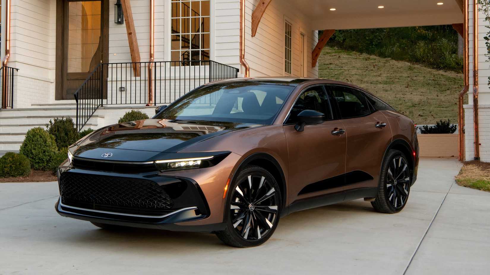 Front angle shot of 2025 Toyota Crown platinum in Bronze Age BiTone