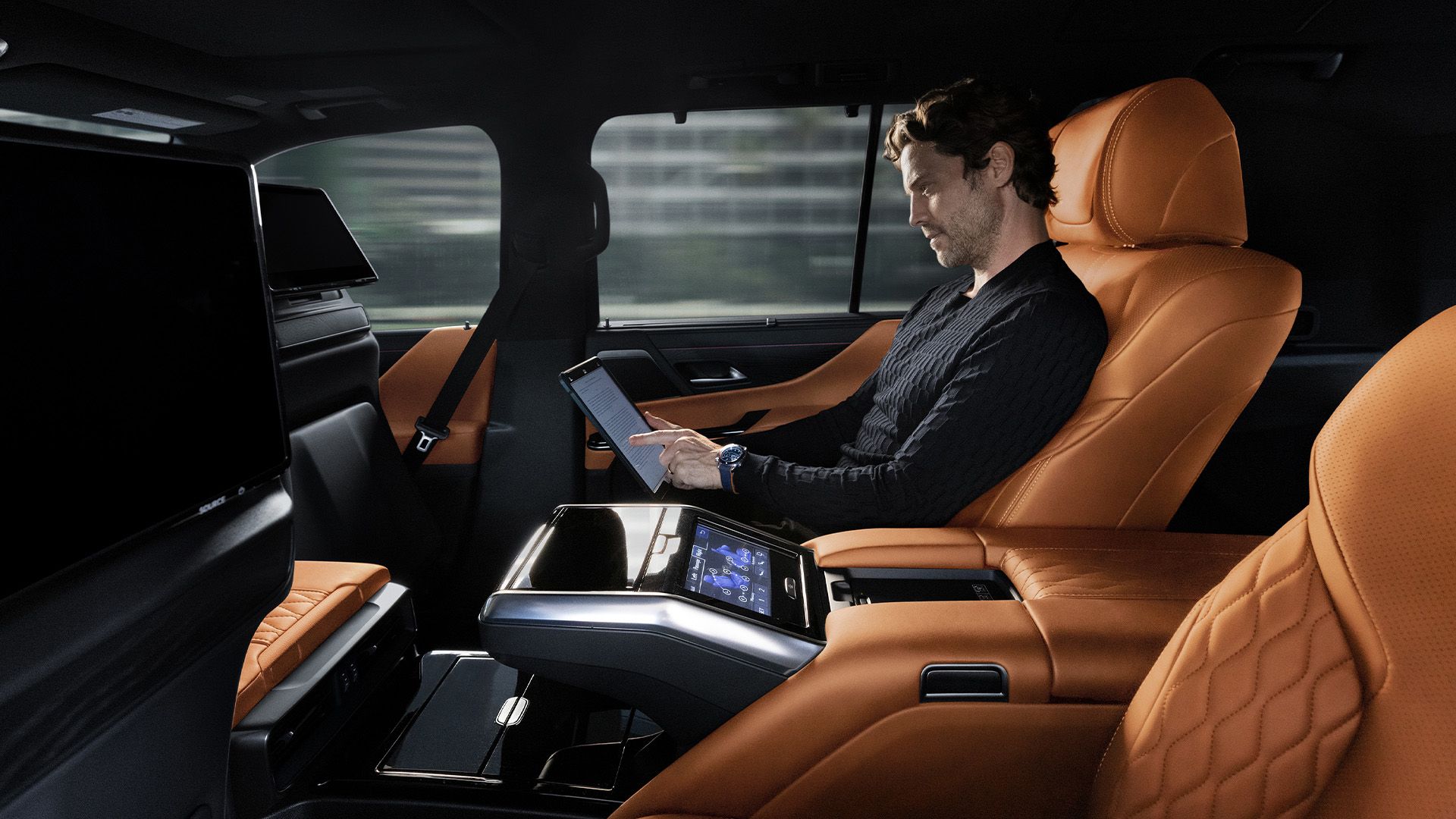 Uma foto do interior da traseira, lado esquerdo, de um Lexus LX Ultra Luxury 2024