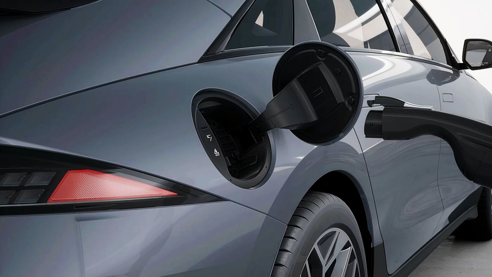 Um Hyundai Ioniq 6 2024 está carregando. 