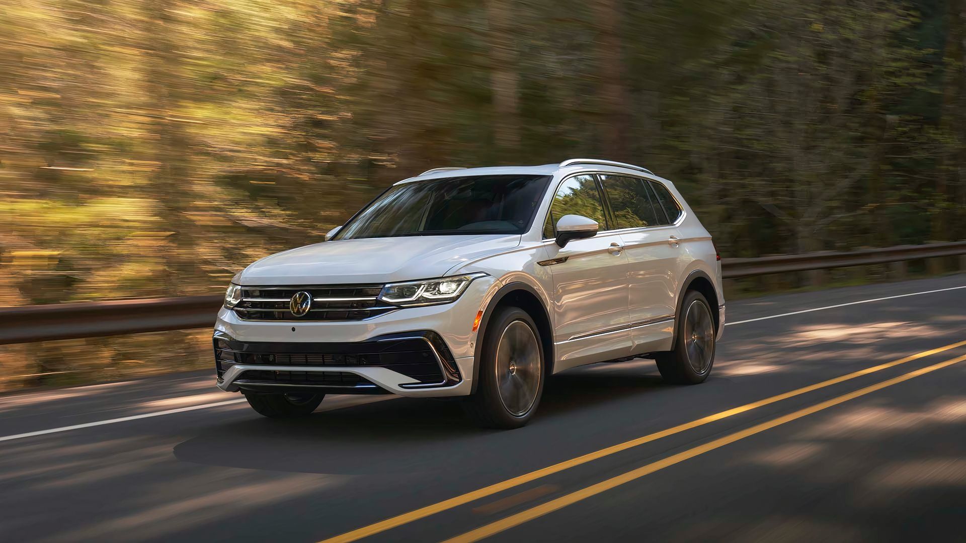 Um Volkswagen Tiguan SEL R Line 2024 dirigindo pela estrada