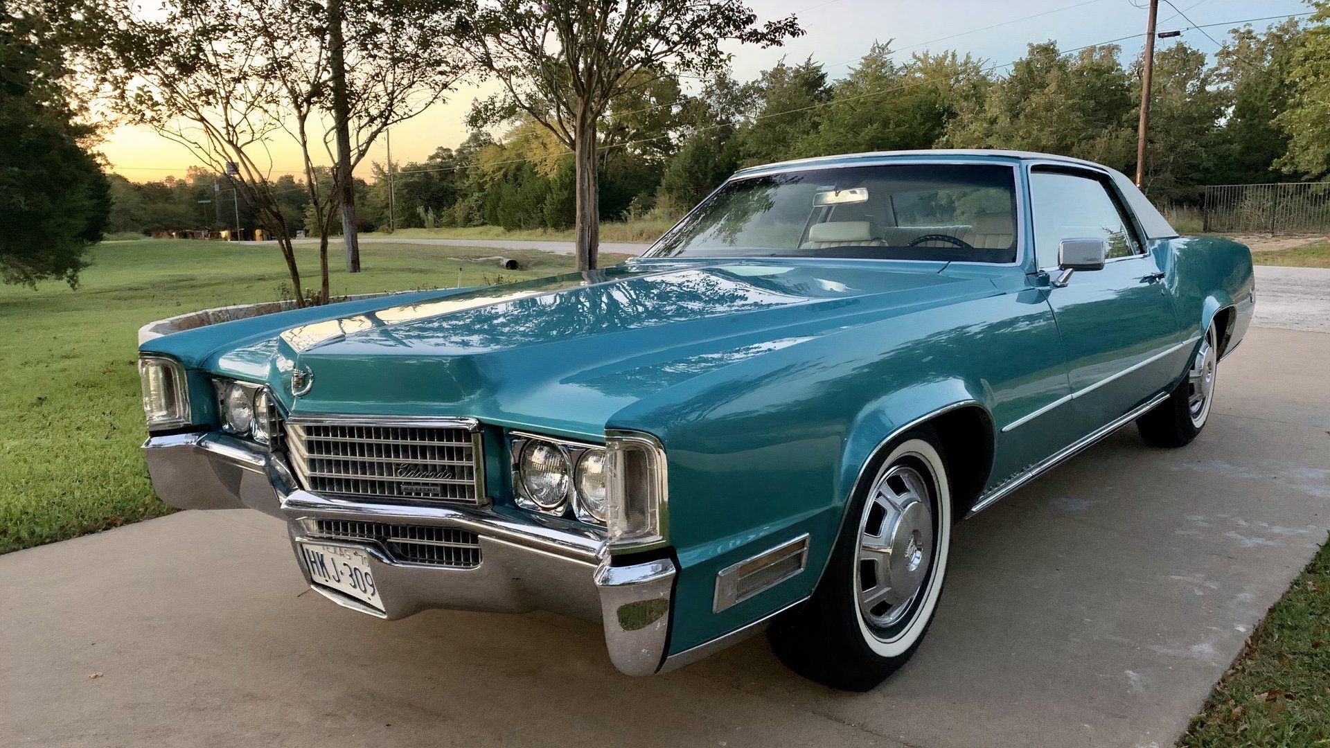 3/4 Vista frontal do Cadillac Eldorado azul-petróleo 1970