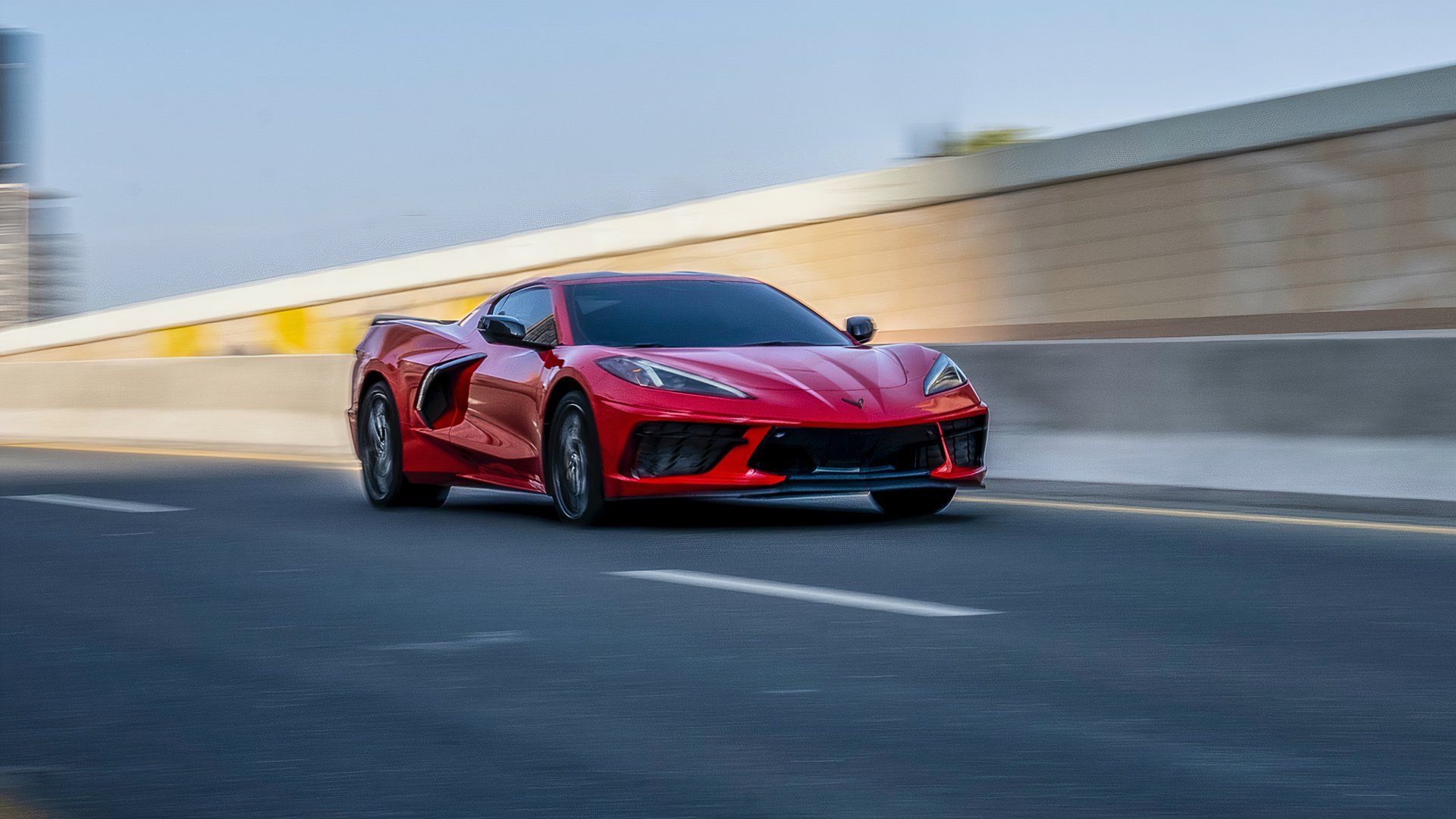 Vista frontal 3/4 do Chevrolet Corvette vermelho