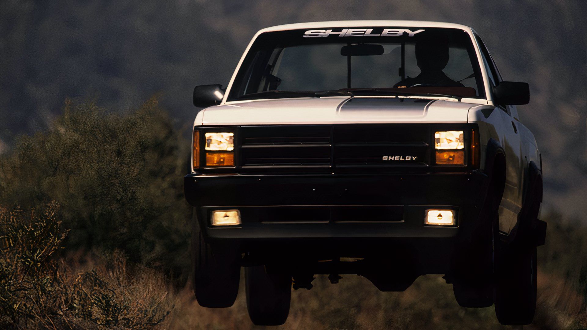 Vista frontal do Shelby Dodge Dakota 1989 saltando