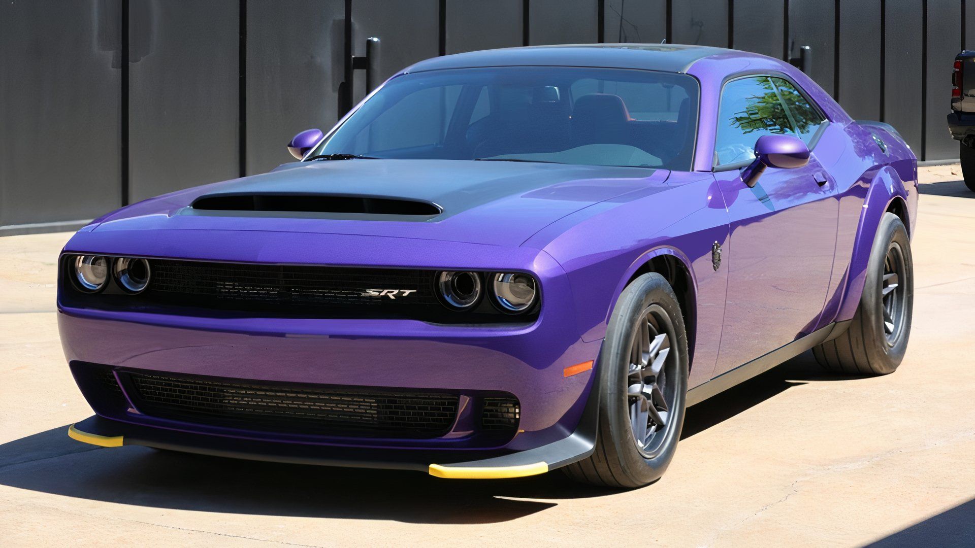 Vista frontal 3/4 do Dodge Challenger SRT Demon 170 Plumb Crazy 2023