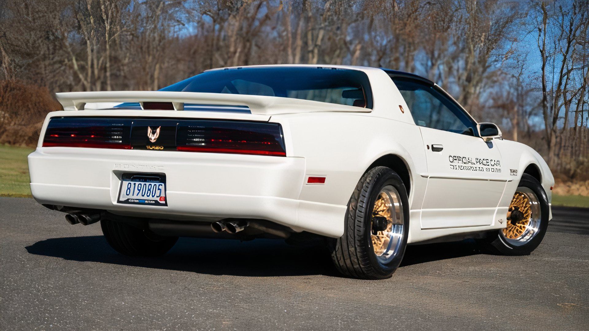 3/4 vista traseira do Pontiac Trans Am 1989 20º aniversário