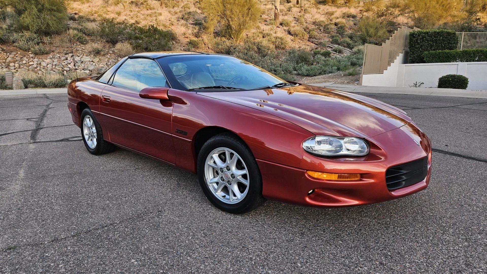 Foto frontal 3/4 de um Chevrolet Camaro Z28 2002 