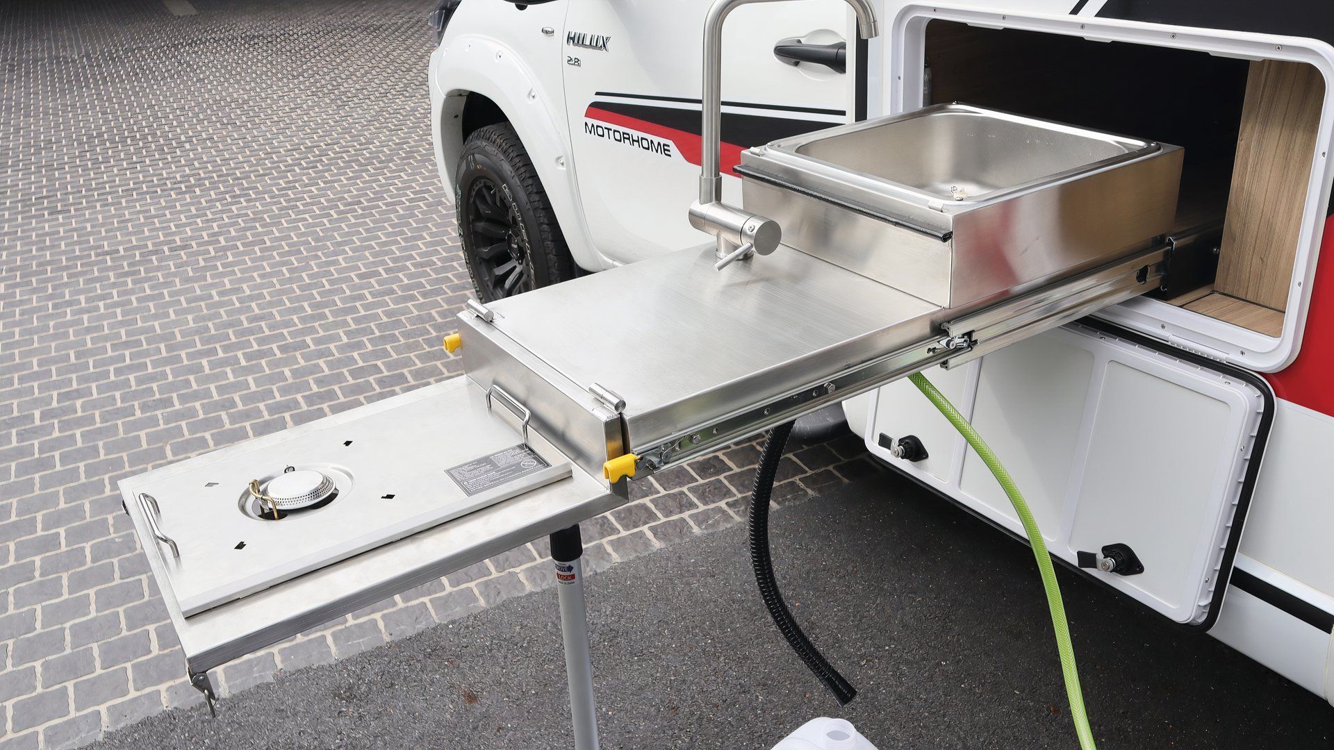 Foto externa da cozinha retrátil do Carryboy Camper 2024 Toyota Hilux