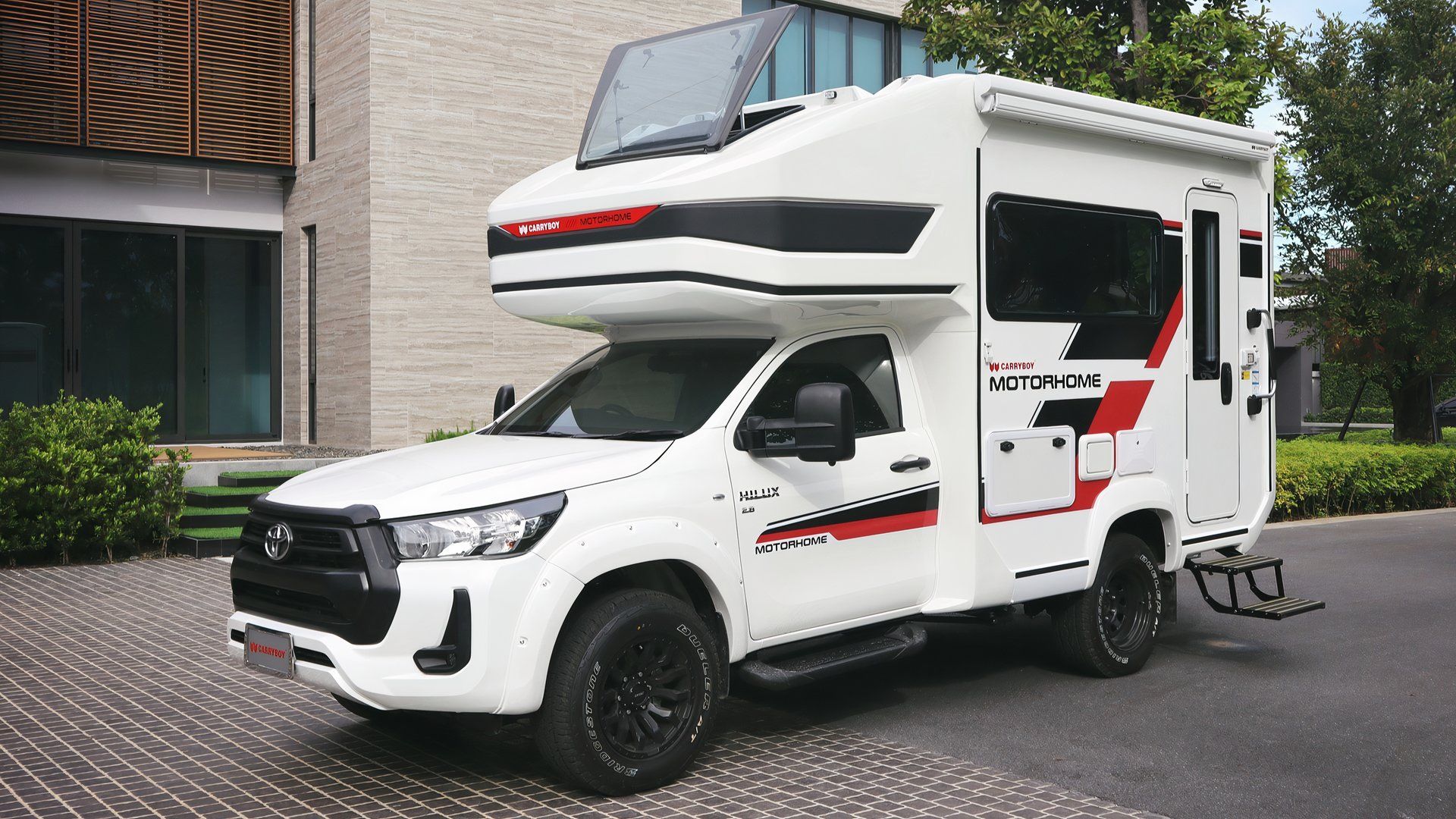 Foto frontal 3/4 de um Carryboy Camper 2024 Toyota Hilux