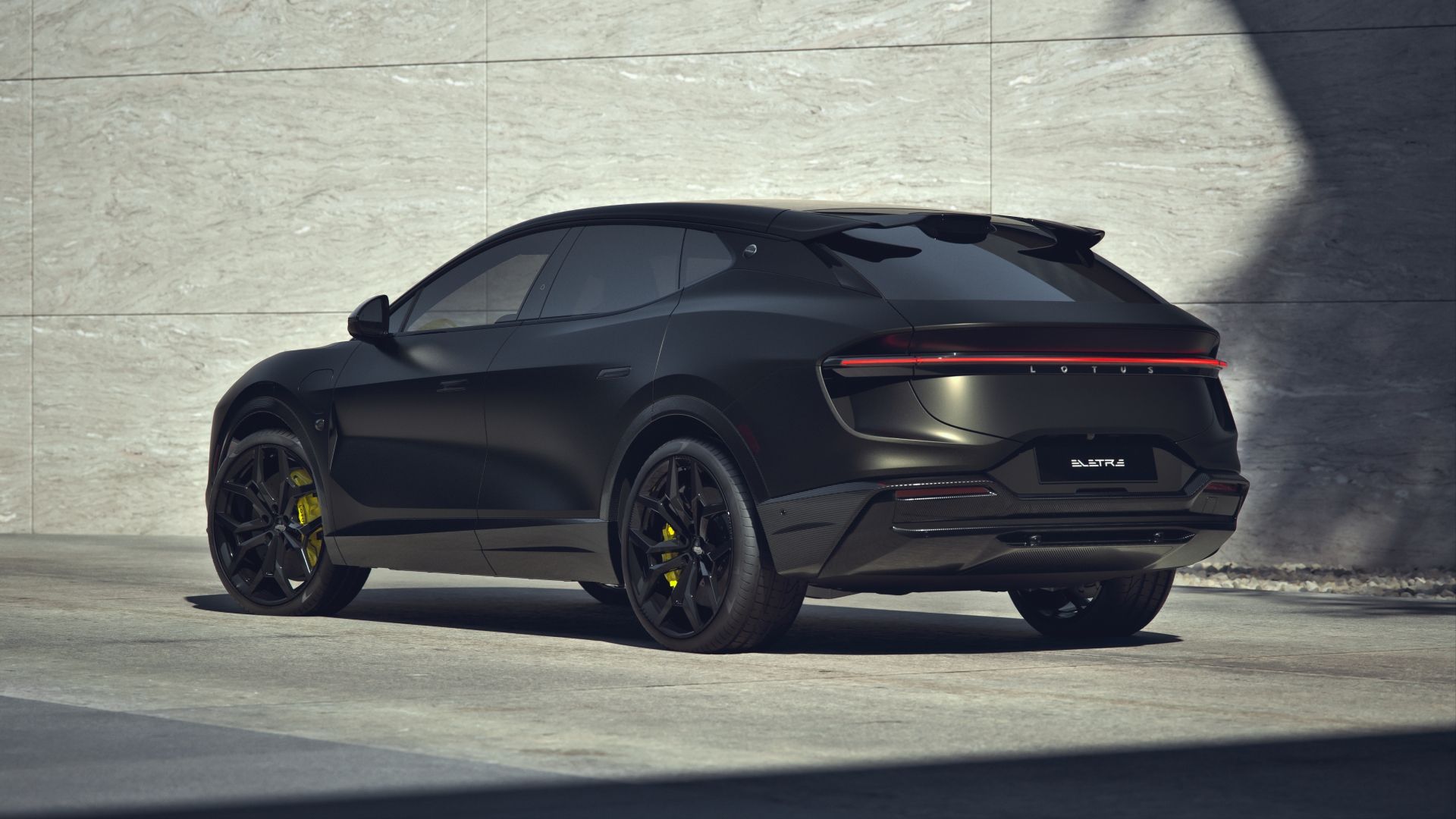 Foto traseira de três quartos de um Lotus Eletre Carbon preto