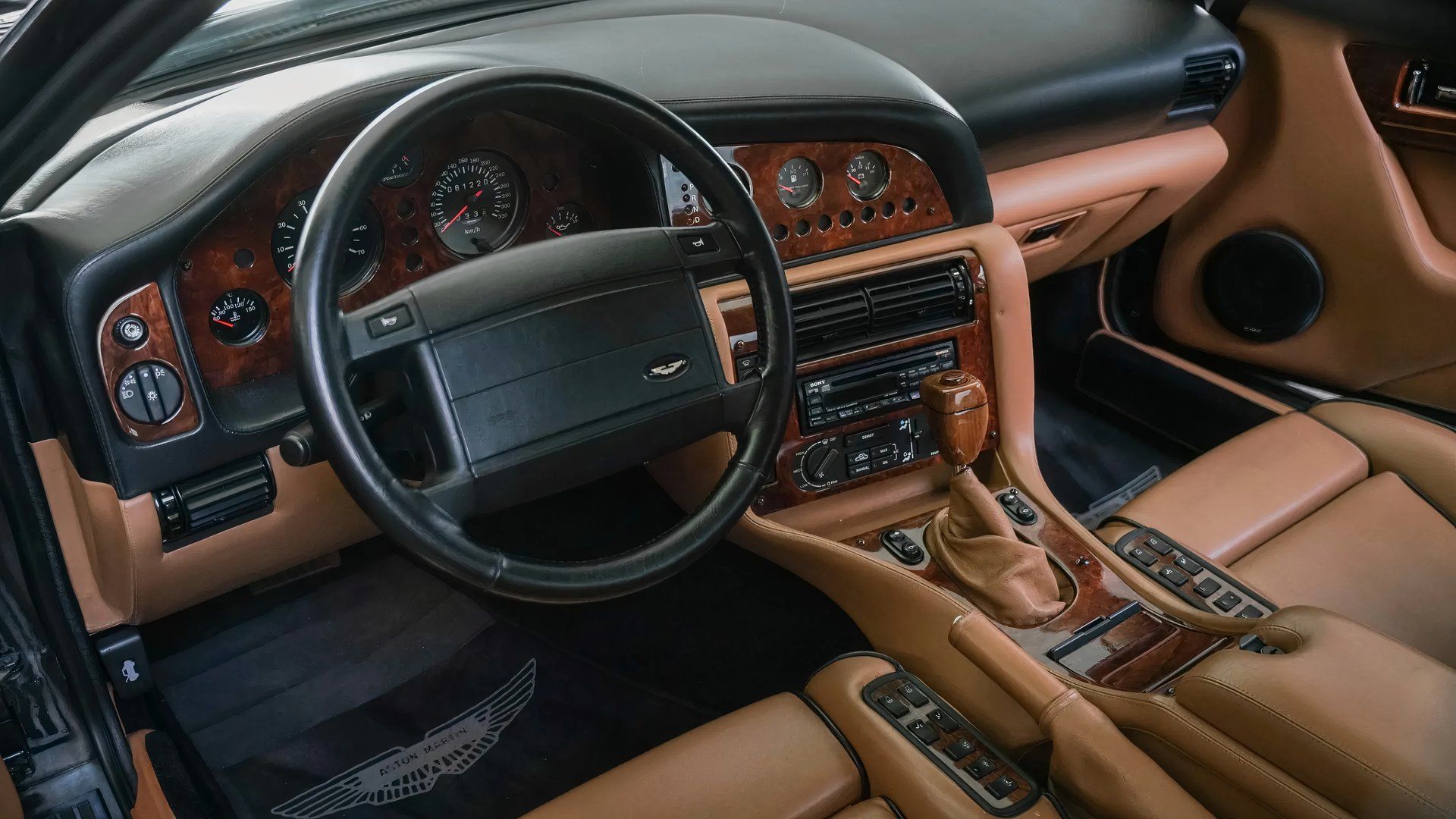 Foto frontal interna do Aston Martin V550 1995