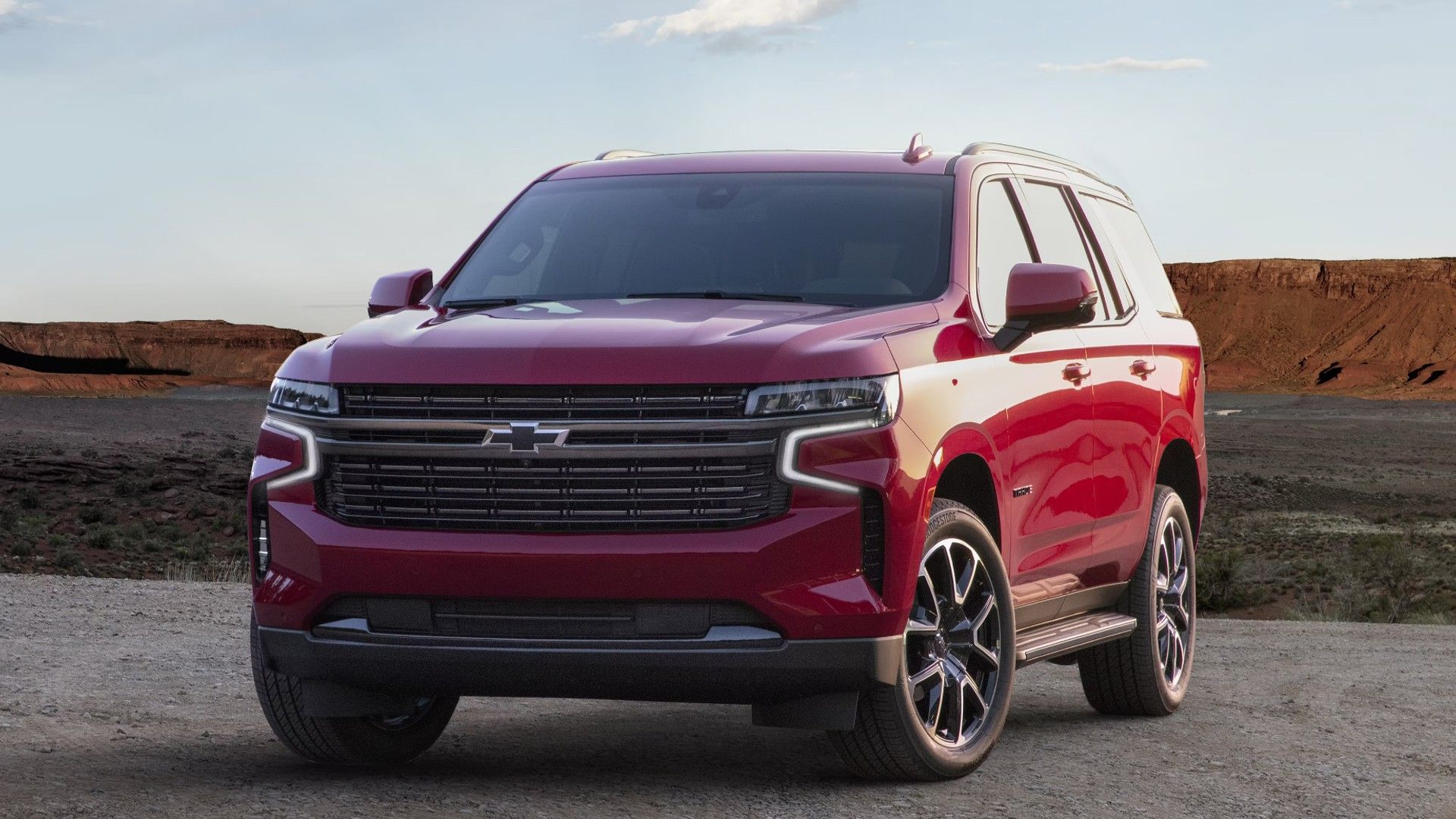 Foto frontal 3/4 de um Chevrolet Tahoe 2024