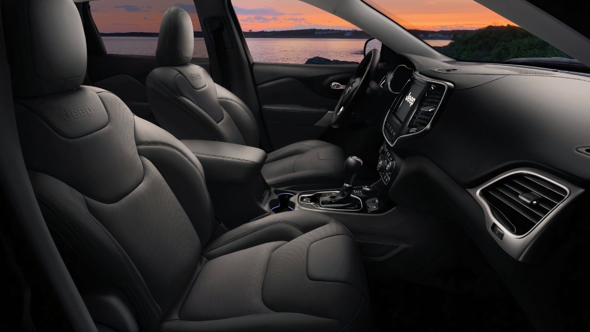 2023 Jeep Cherokee front seats